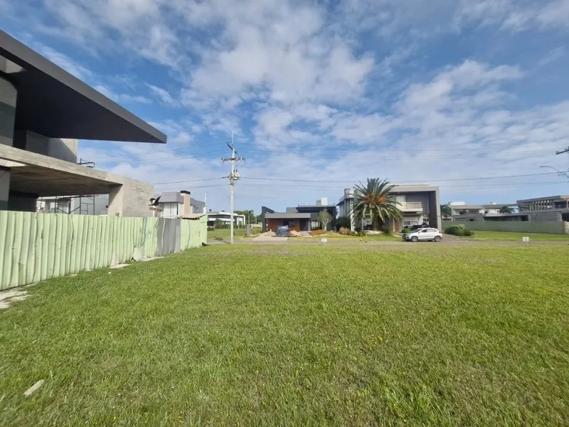 Terreno com 608m² frente Leste no condomínio Ilhas Resort