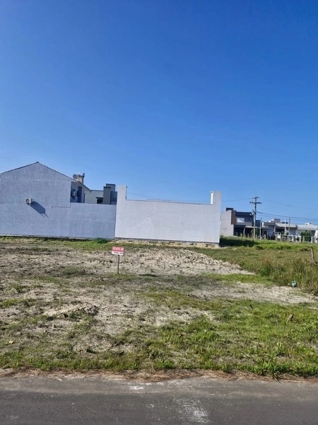 Terreno com ótima localização perfeito para construir: 1ª foto da galeria de imagens do imóvel