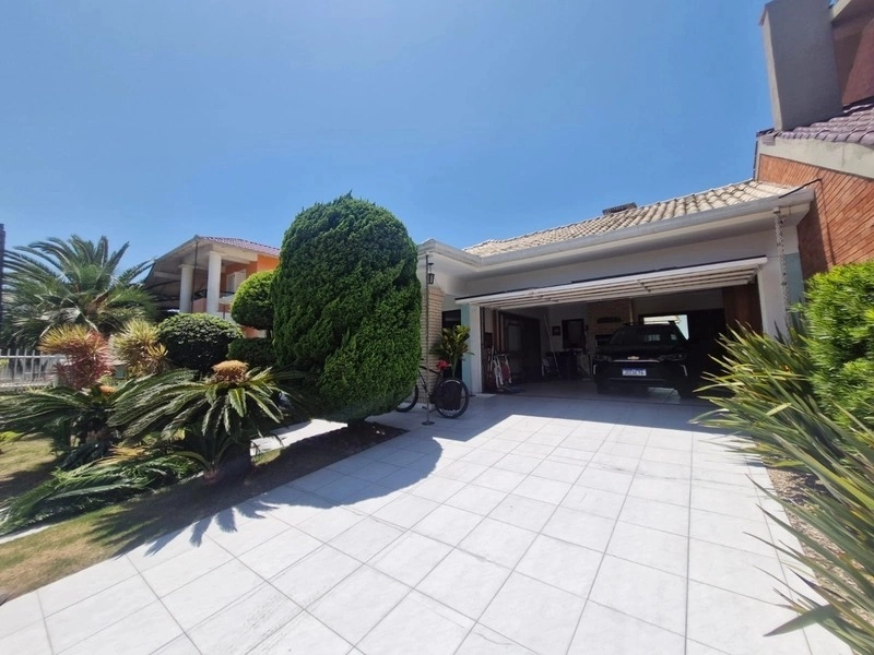Casa a uma quadra do mar com 4 dormitórios: 1ª foto da galeria de imagens do imóvel