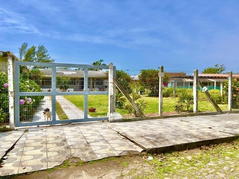 Casa com 2 dormitórios e pátio enorme no bairro Araça: 2ª foto da galeria de imagens do imóvel
