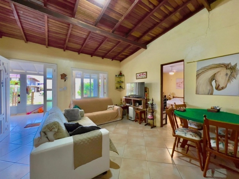 Casa com 2 dormitórios e pátio enorme no bairro Araça: 3ª foto da galeria de imagens do imóvel