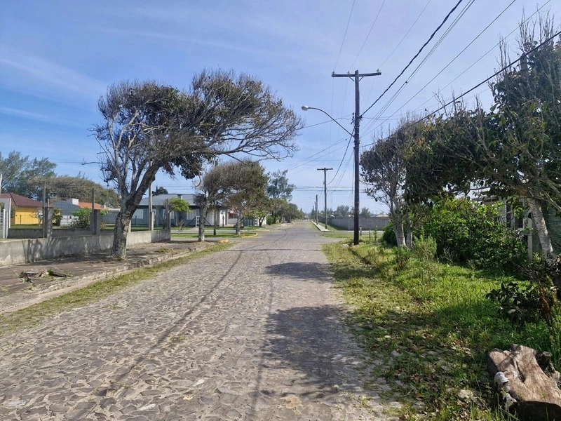 Terreno bem localizado à duas quadras do mar no bairro Zona Norte: 3ª foto da galeria de imagens do imóvel