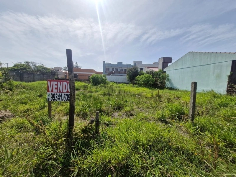 Terreno bem localizado à duas quadras do mar no bairro Zona Norte: 1ª foto da galeria de imagens do imóvel