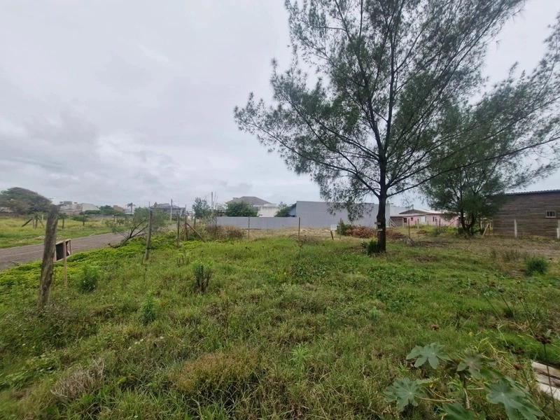 Terreno a poucos metros da praia pronto para construir: 2ª foto da galeria de imagens do imóvel