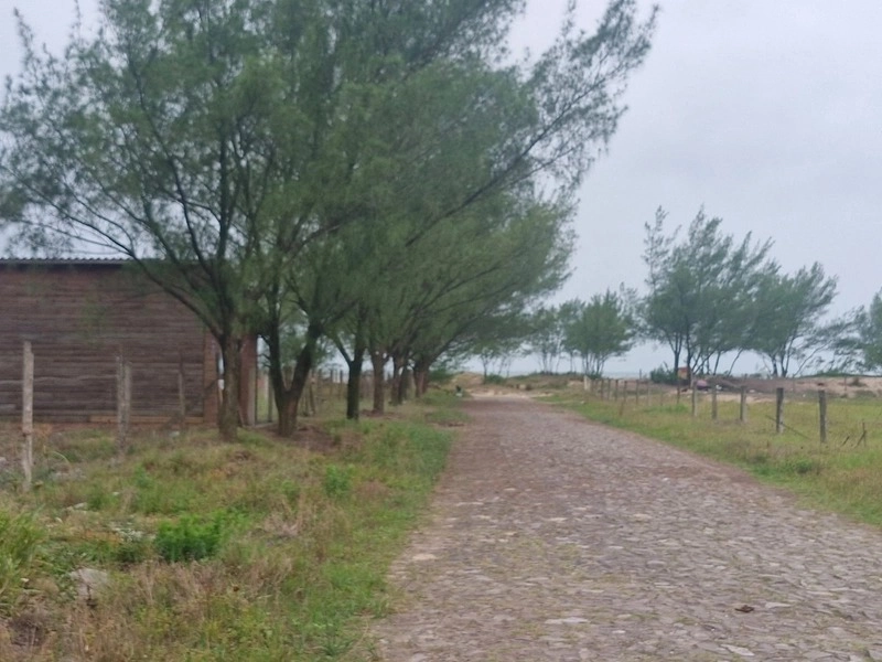 Terreno a poucos metros da praia pronto para construir: 5ª foto da galeria de imagens do imóvel