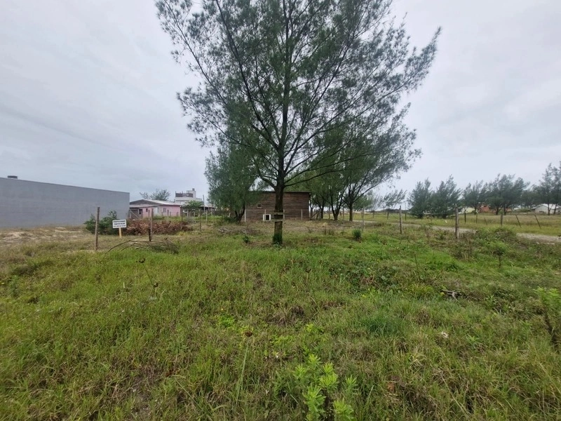 Terreno a poucos metros da praia pronto para construir: 1ª foto da galeria de imagens do imóvel
