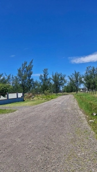 Terreno a duas quadras do mar ótimo para investir: 3ª foto da galeria de imagens do imóvel