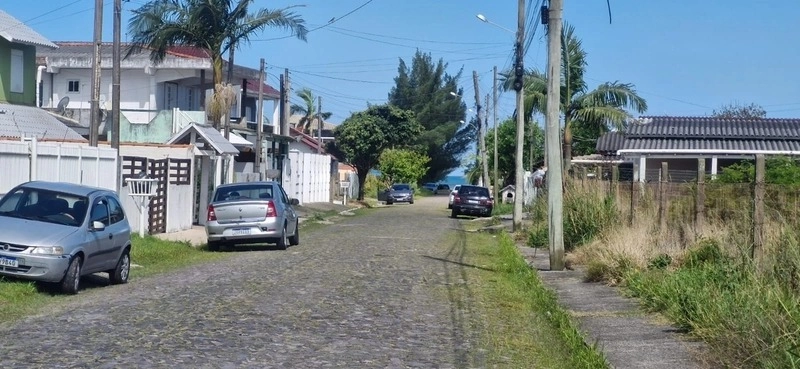 Terreno de esquina muito bem localizado pronto para construir: 5ª foto da galeria de imagens do imóvel