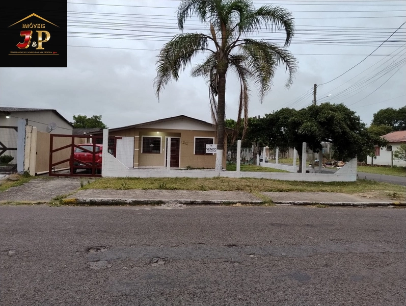 Casa no centro com 2 dormitórios e grande pátio: 2ª foto da galeria de imagens do imóvel