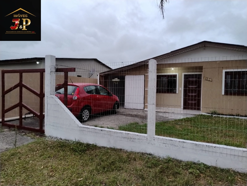 Casa no centro com 2 dormitórios e grande pátio: 3ª foto da galeria de imagens do imóvel