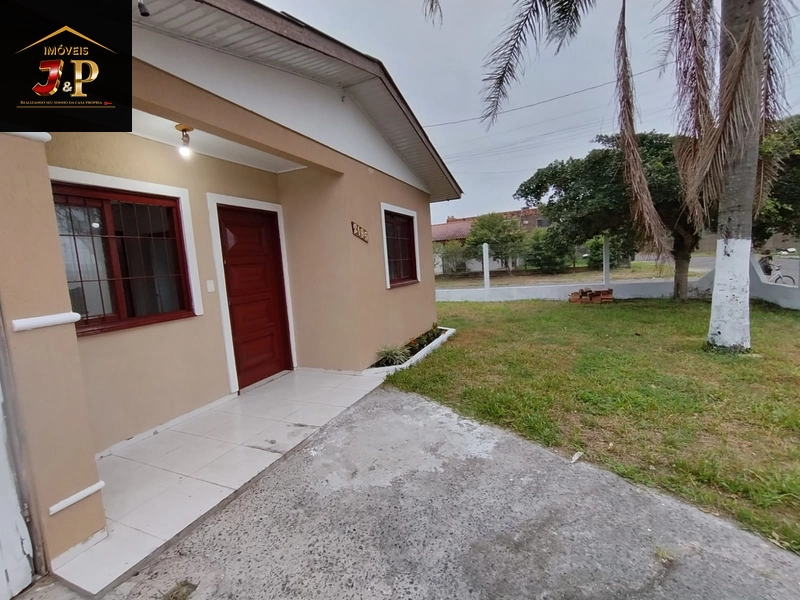 Casa no centro com 2 dormitórios e grande pátio: 4ª foto da galeria de imagens do imóvel