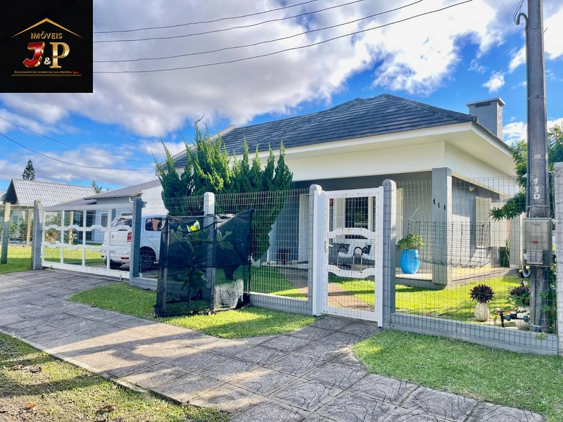 Casa incrível com 3 dormitórios à 3 quadras do mar: 1ª foto da galeria de imagens do imóvel