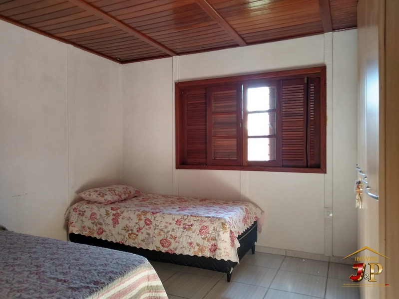 Casa aconchegante, com 2 dormitórios e grande terreno: 3ª foto da galeria de imagens do imóvel