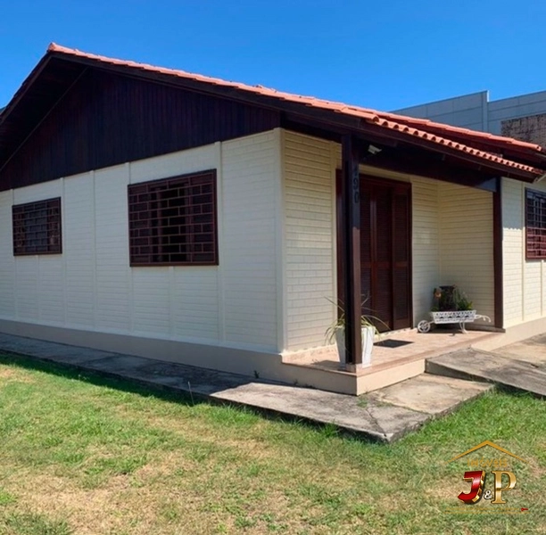 Casa aconchegante, com 2 dormitórios e grande terreno: 2ª foto da galeria de imagens do imóvel