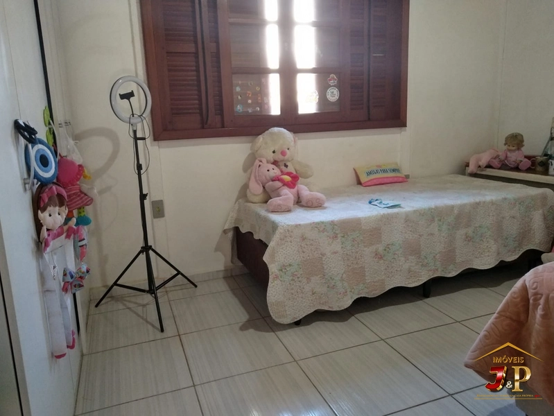 Casa aconchegante, com 2 dormitórios e grande terreno: 5ª foto da galeria de imagens do imóvel
