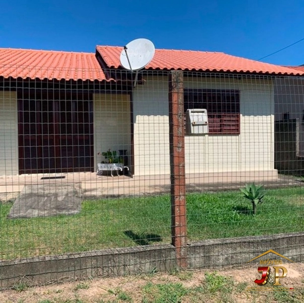 Casa aconchegante, com 2 dormitórios e grande terreno: 1ª foto da galeria de imagens do imóvel