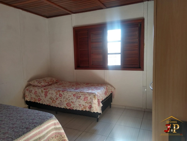 Casa aconchegante, com 2 dormitórios e grande terreno: 4ª foto da galeria de imagens do imóvel