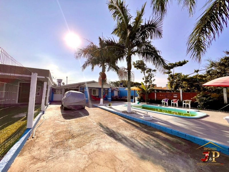 Linda casa bem localizada com 2 dormitórios e piscina: 8ª foto da galeria de imagens do imóvel