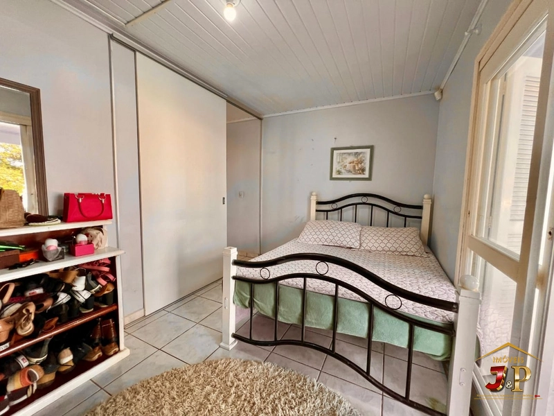 Linda casa bem localizada com 2 dormitórios e piscina: 3ª foto da galeria de imagens do imóvel