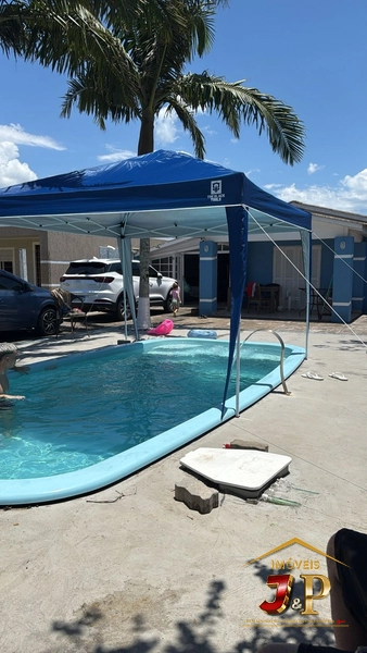 Linda casa bem localizada com 2 dormitórios e piscina: 2ª foto da galeria de imagens do imóvel