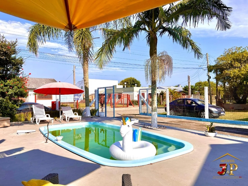 Linda casa bem localizada com 2 dormitórios e piscina: 4ª foto da galeria de imagens do imóvel