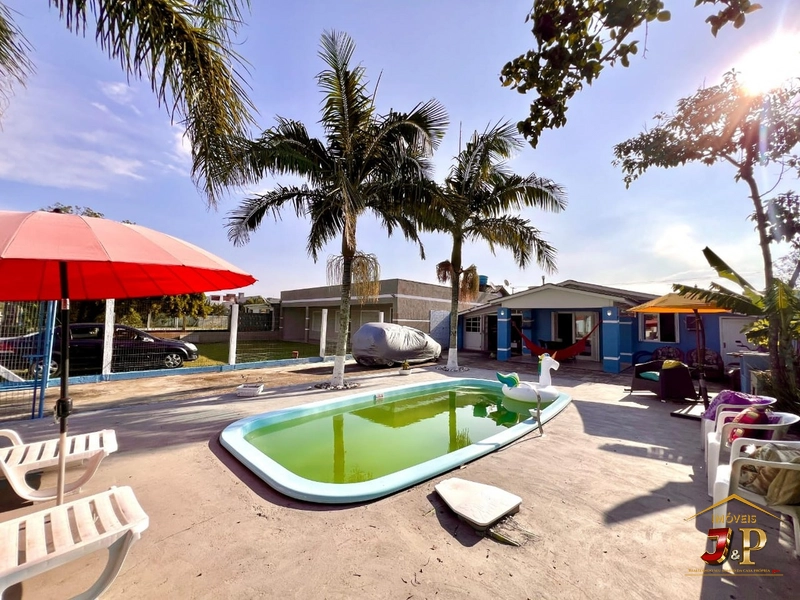 Linda casa bem localizada com 2 dormitórios e piscina: 1ª foto da galeria de imagens do imóvel