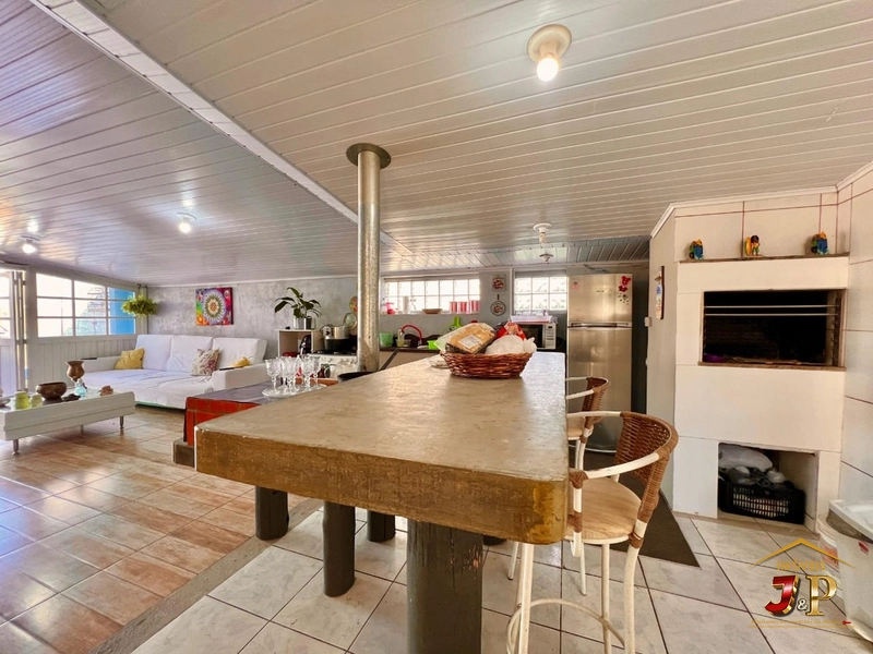 Linda casa bem localizada com 2 dormitórios e piscina: 6ª foto da galeria de imagens do imóvel