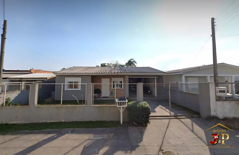 Casa com 2 dormitórios e grande terreno: 2ª foto da galeria de imagens do imóvel