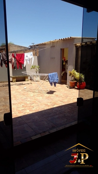 Casa com 2 dormitórios e grande terreno: 4ª foto da galeria de imagens do imóvel