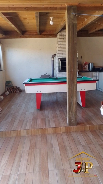 Casa com 2 dormitórios e grande terreno: 3ª foto da galeria de imagens do imóvel