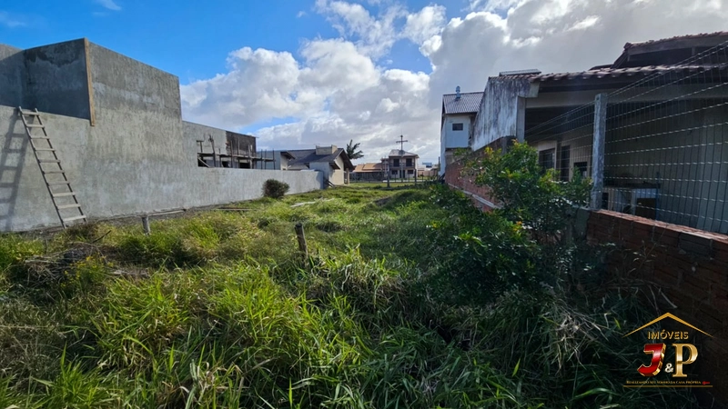 Terreno em ótima localização 330m² a uma quadra do mar: 1ª foto da galeria de imagens do imóvel