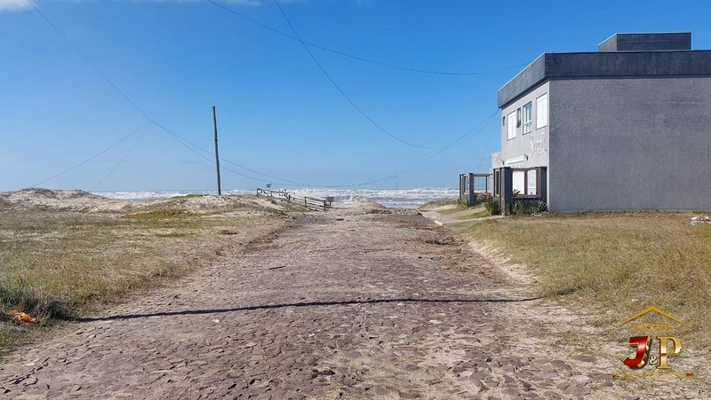 Terreno de esquina com 206m² ideal para construir: 3ª foto da galeria de imagens do imóvel