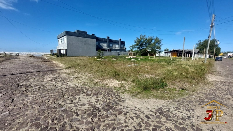 Terreno de esquina com 206m² ideal para construir: 1ª foto da galeria de imagens do imóvel