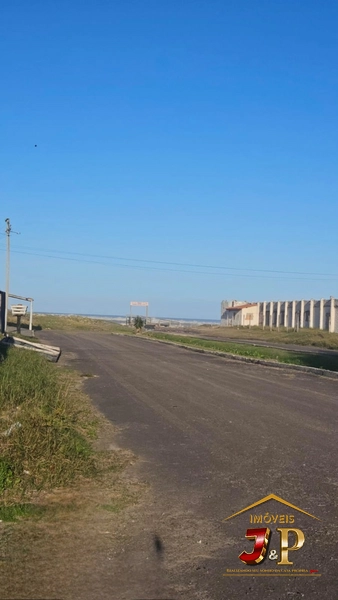 Terreno com valor imperdível, 198m² a 3 quadras do mar: 3ª foto da galeria de imagens do imóvel