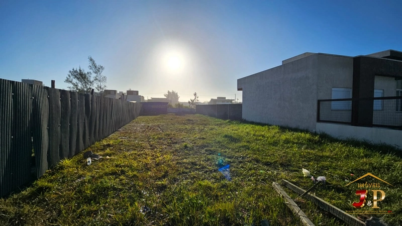Terreno com valor imperdível, 198m² a 3 quadras do mar: 1ª foto da galeria de imagens do imóvel