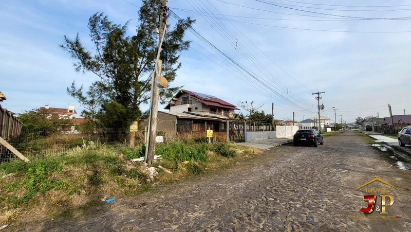 Terreno em ótima localização, 360m² a duas quadras do mar: 3ª foto da galeria de imagens do imóvel