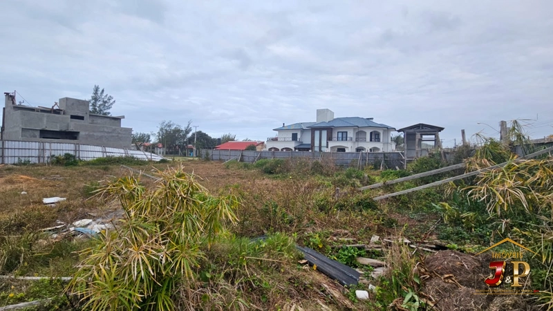 Terreno com 351m²a duas quadras do mar pronto para construir: 1ª foto da galeria de imagens do imóvel