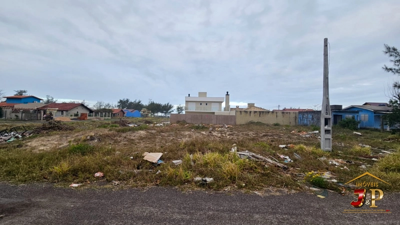 Terreno de esquina com 378m², a 3 quadras do mar: 1ª foto da galeria de imagens do imóvel