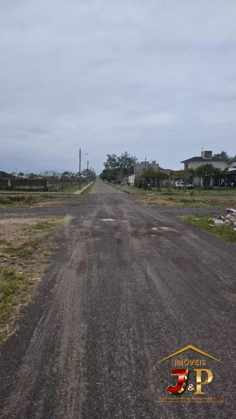 Terreno de esquina com 378m², a 3 quadras do mar: 2ª foto da galeria de imagens do imóvel