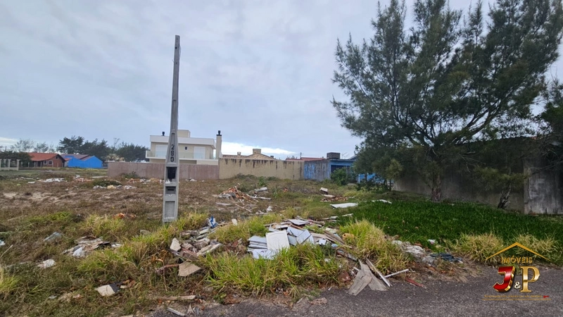 Terreno com 351m², a 3 quadras do mar: 1ª foto da galeria de imagens do imóvel