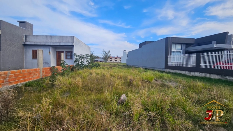 Terreno com 275m², de frente para a avenida a uma quadra do mar: 1ª foto da galeria de imagens do imóvel