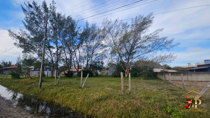 Terreno de esquina com 670m², a 120m do mar, imperdível!!: 1ª foto da galeria de imagens do imóvel