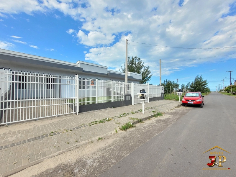 Casa com 2 dormitórios a alguns passos do mar: 2ª foto da galeria de imagens do imóvel