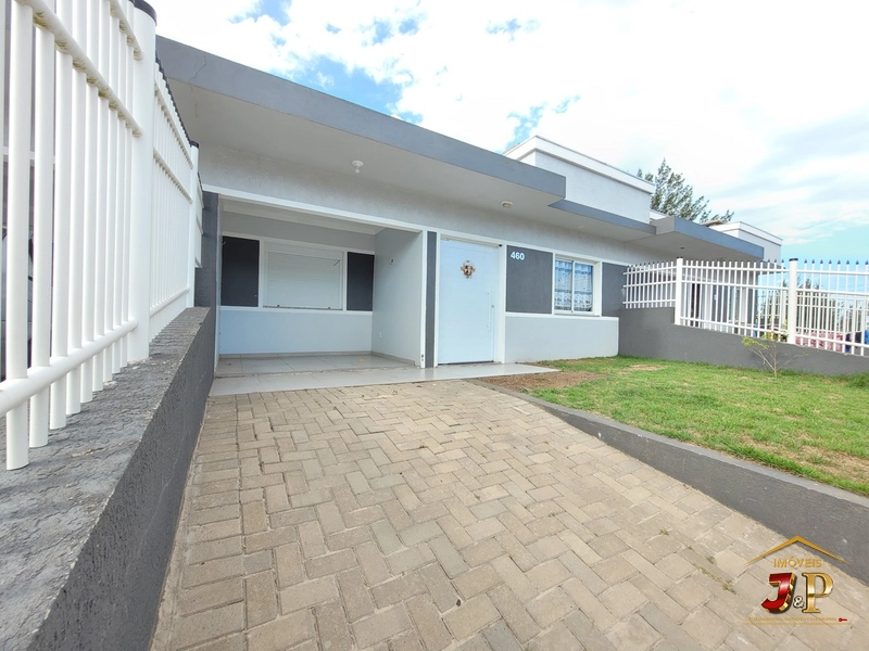 Casa com 2 dormitórios a alguns passos do mar: 1ª foto da galeria de imagens do imóvel