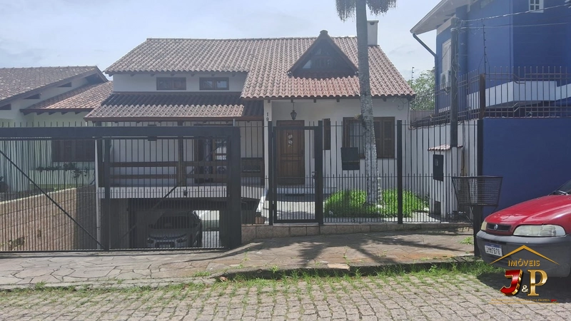Sobrado de 3 andares, com 4 dormitórios e piscina: 1ª foto da galeria de imagens do imóvel