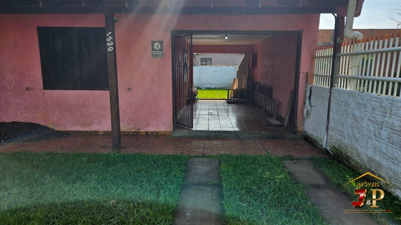 Casa bem localizada, com 2 dormitórios e terreno inteiro: 3ª foto da galeria de imagens do imóvel