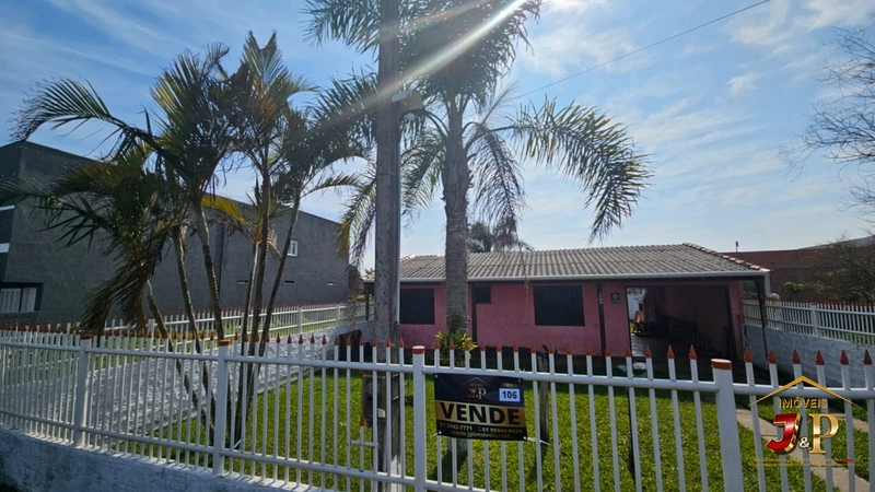 Casa bem localizada, com 2 dormitórios e terreno inteiro: 1ª foto da galeria de imagens do imóvel