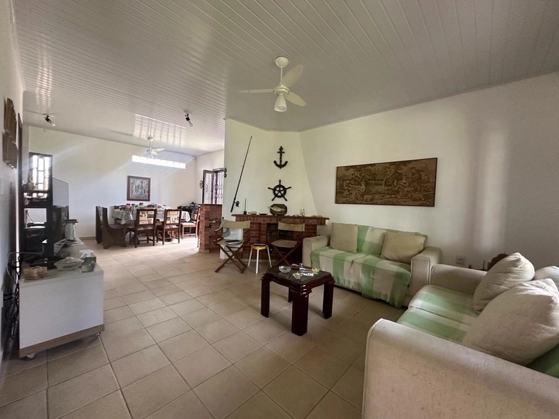 Casa com 3 dormitórios e 3 terrenos, a poucos passos do mar: 5ª foto da galeria de imagens do imóvel