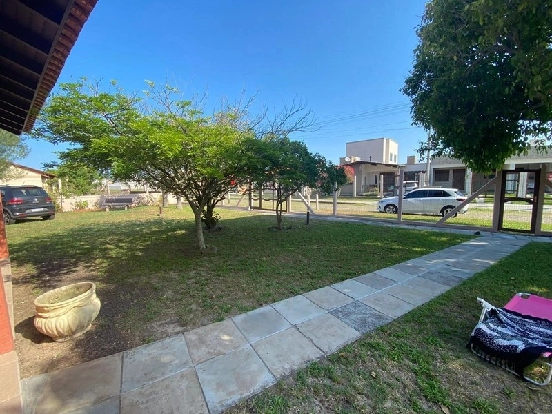 Casa com 3 dormitórios e 3 terrenos, a poucos passos do mar: 13ª foto da galeria de imagens do imóvel