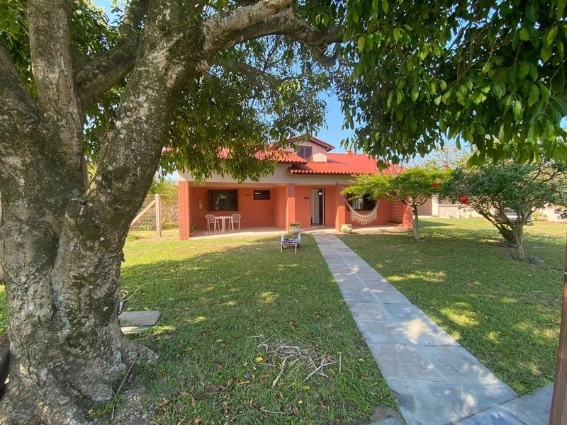Casa com 3 dormitórios e 3 terrenos, a poucos passos do mar: 1ª foto da galeria de imagens do imóvel